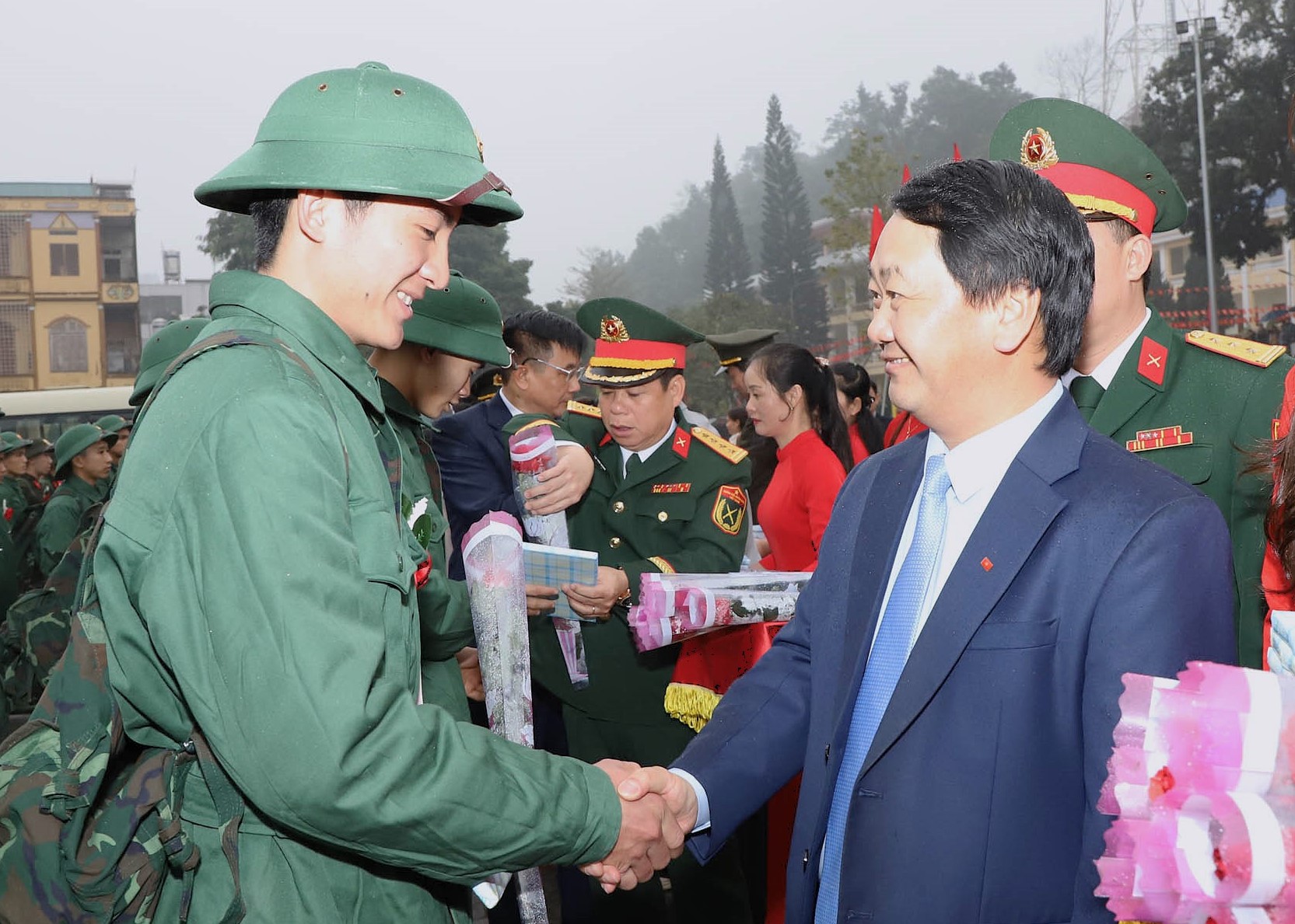 Ha Giang Party Secretary Hau A Lenh visits and encourages new recruits before their departure.