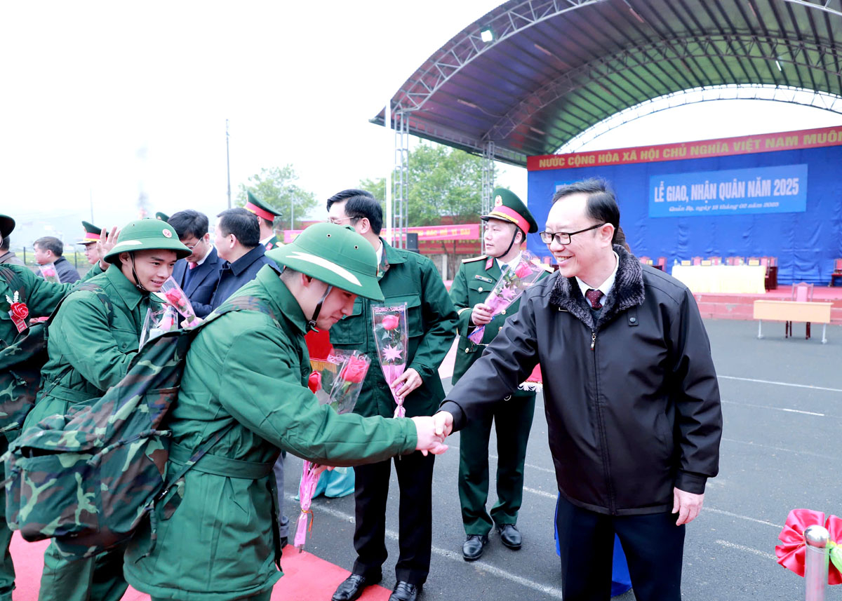 Chairman of the Ha Giang People’s Council Thao Hong Son encourages new recruits as they depart.