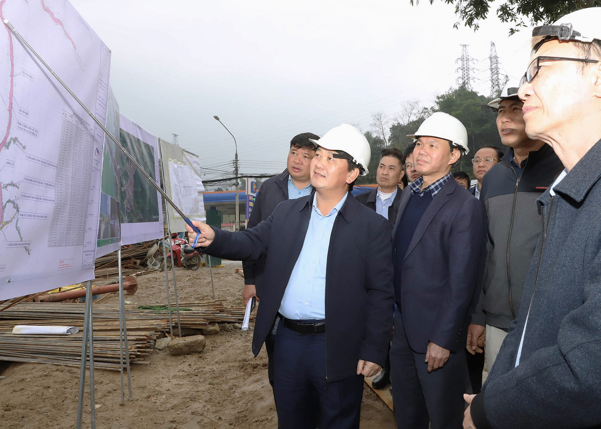 Secretary of the Provincial Party Committee Hau A Lenh inspects the planning of the water dam project creating the landscape in the centre of Ha Giang City.