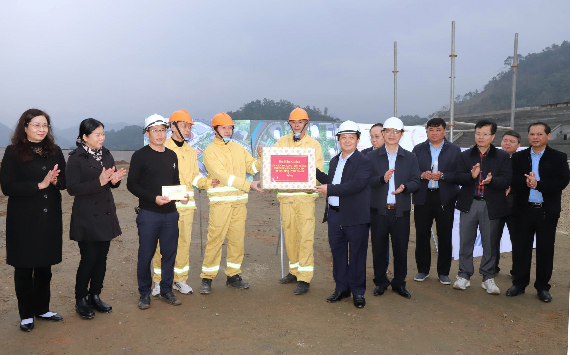 The secretary of the provincial Party Committee presents gifts to construction workers at the provincial sports and cultural complex project site.