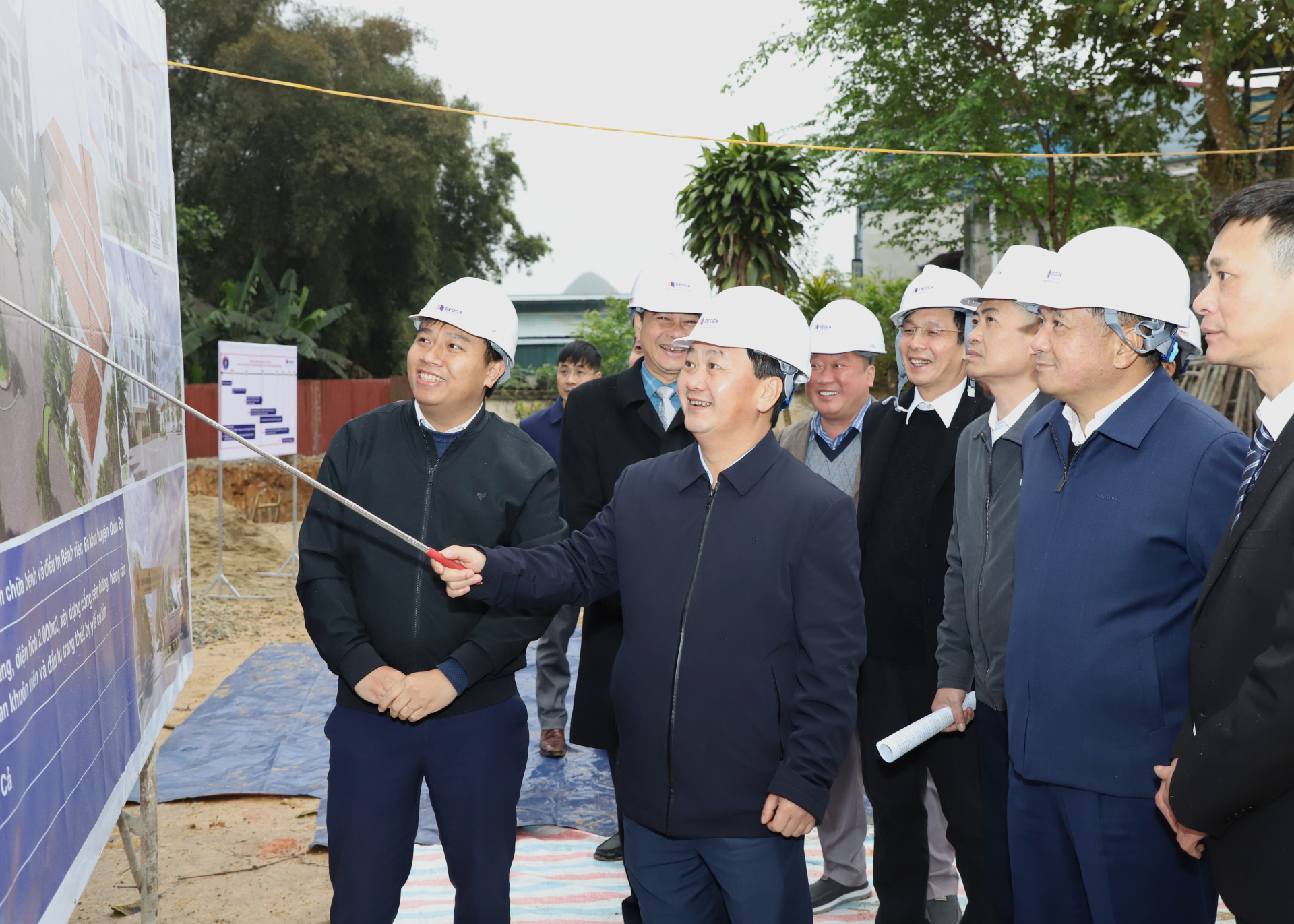 Provincial Party Secretary Hau A Lenh inspects the planning and functions of the project.