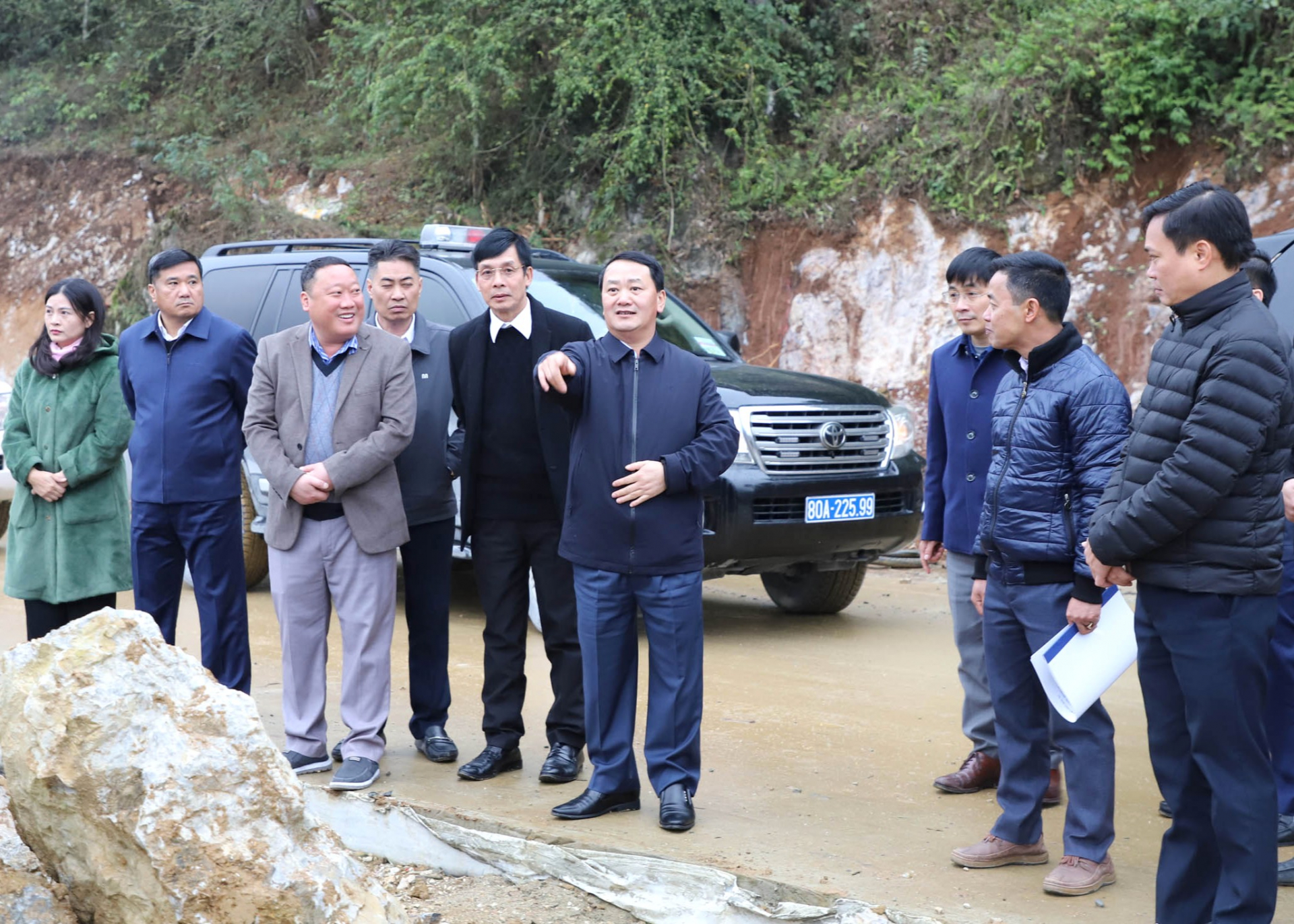 Provincial Party Secretary Hau A Lenh surveys the planning of the new Quan Ba District market.