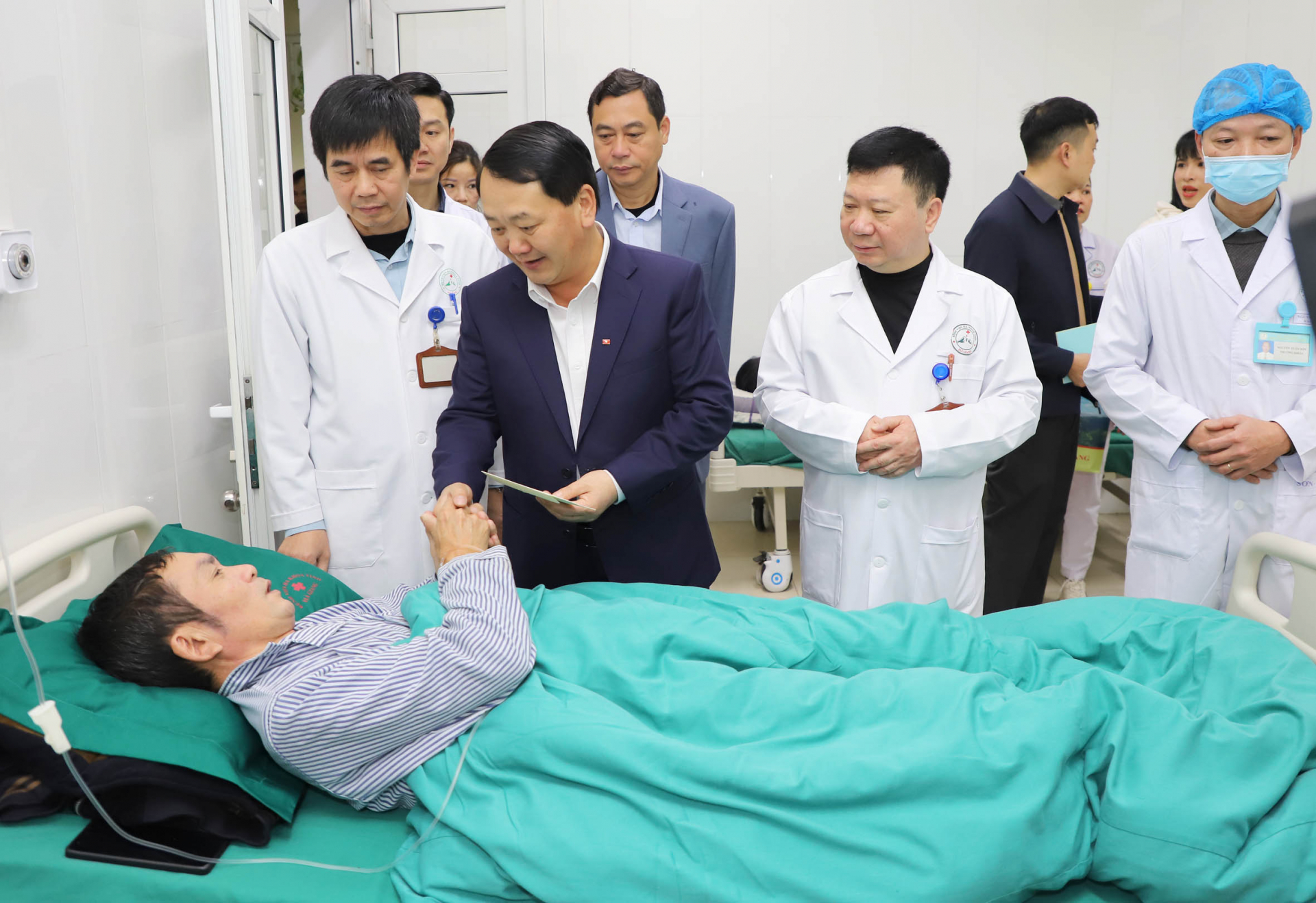 Secretary of the Provincial Party Committee Hau A Lenh presented flower baskets from the Provincial Party Committee, the Peoples Council, the Peoples Committee, and the Provincial Fatherland Front Committee to doctors at the Provincial General Hospital on February 27.