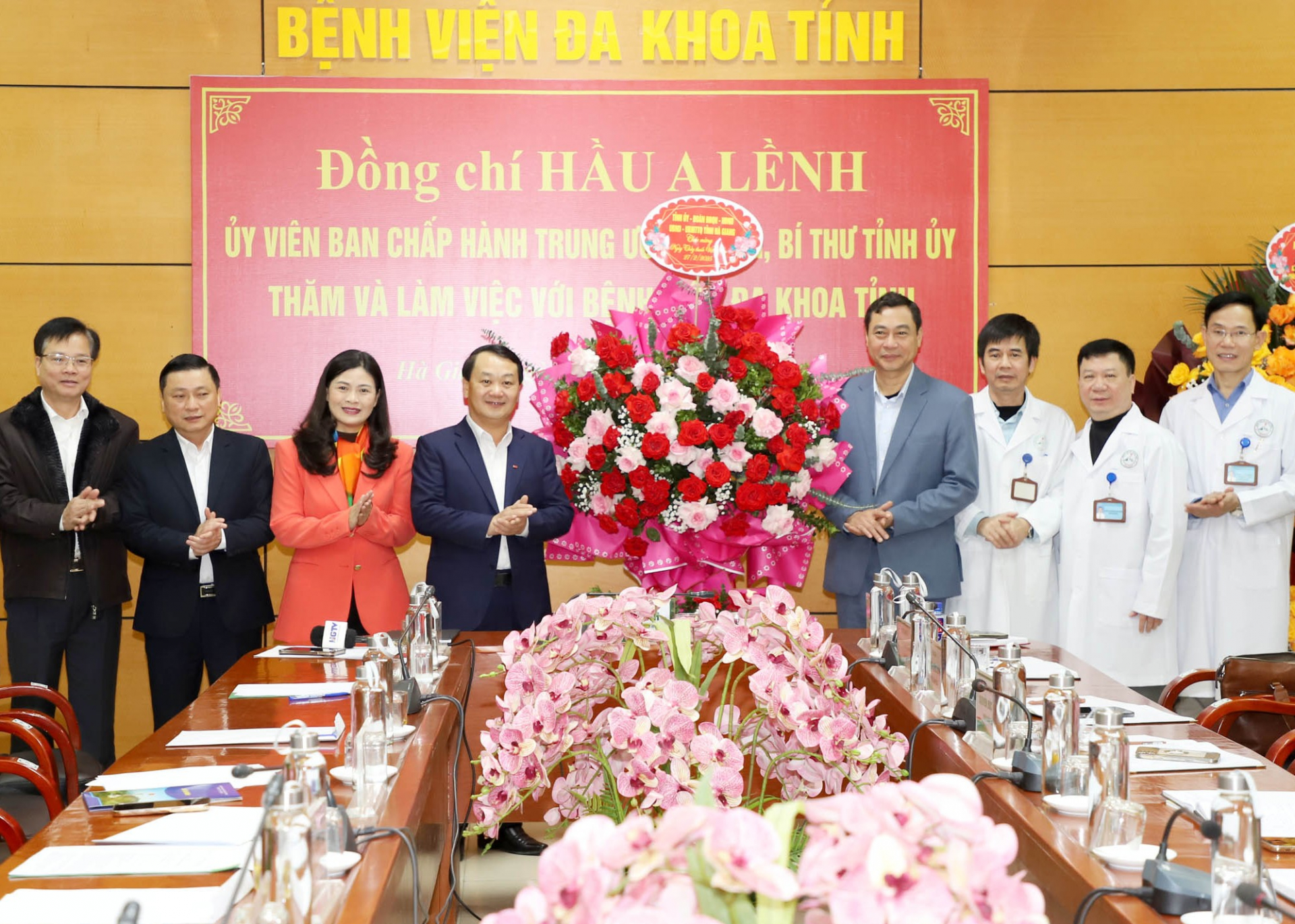 Secretary of the Provincial Party Committee Hau A Lenh presented flower baskets from the Provincial Party Committee, the Peoples Council, the Peoples Committee, and the Provincial Fatherland Front Committee to doctors at the Provincial General Hospital on February 27.