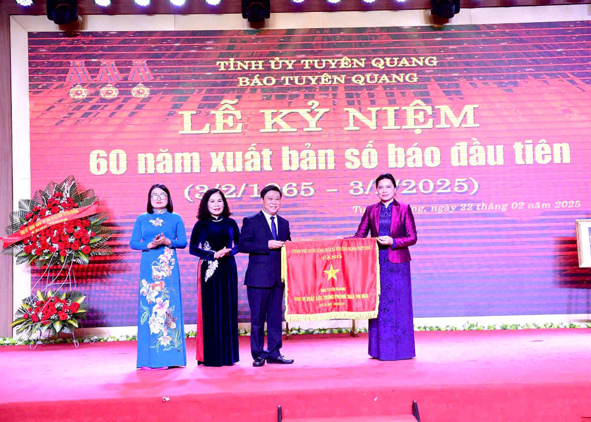 Bí thư Tỉnh uỷ Tuyên Quang trao Cờ thi đua của Chính phủ cho Báo Tuyên Quang
