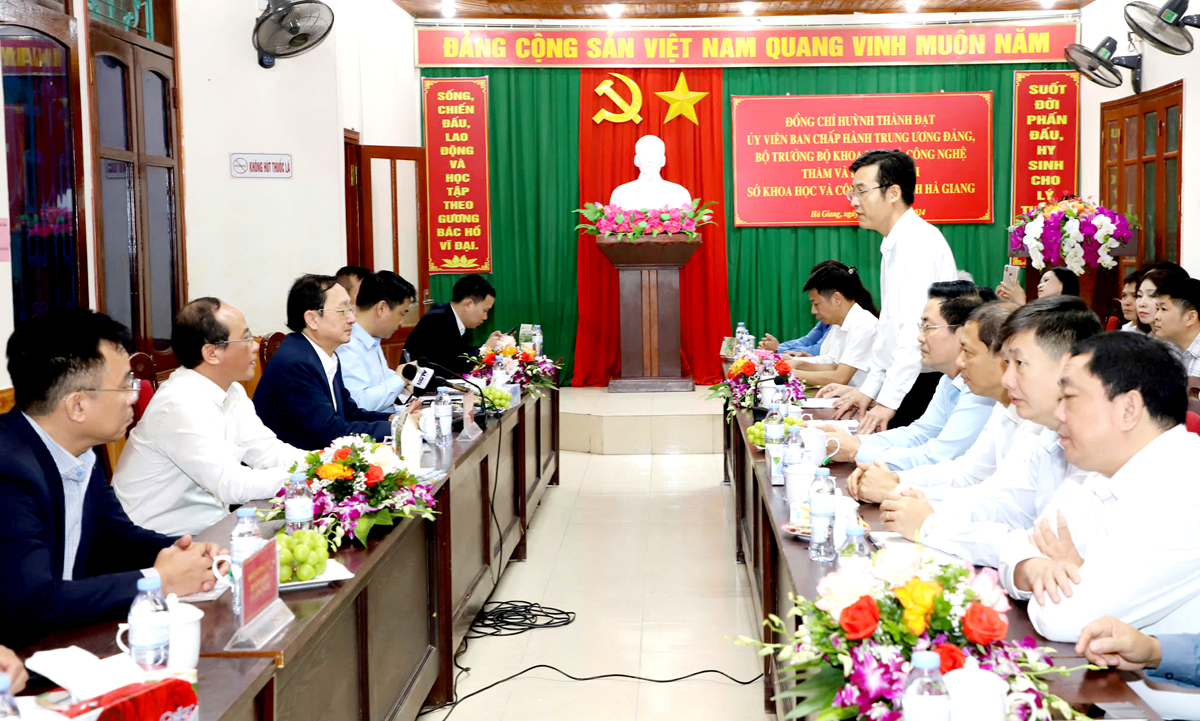 Director of the Department of Science and Technology, Phan Đăng Đông, reported and discussed during the working session with Minister of Science and Technology Huỳnh Thành Đạt.