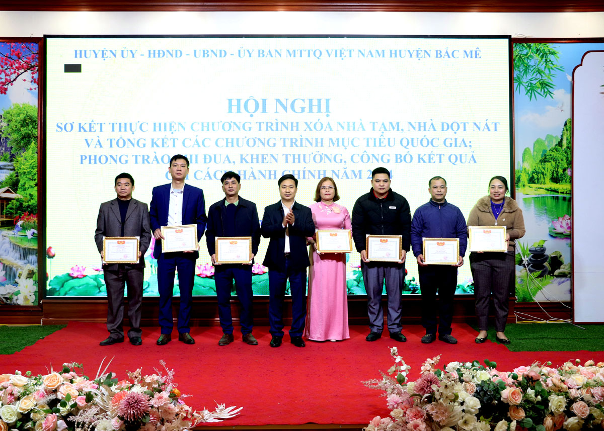 Lãnh đạo các xã, thị trấn ký kết giao ước thi đua năm 2025 với lãnh đạo UBND huyện Bắc Mê.