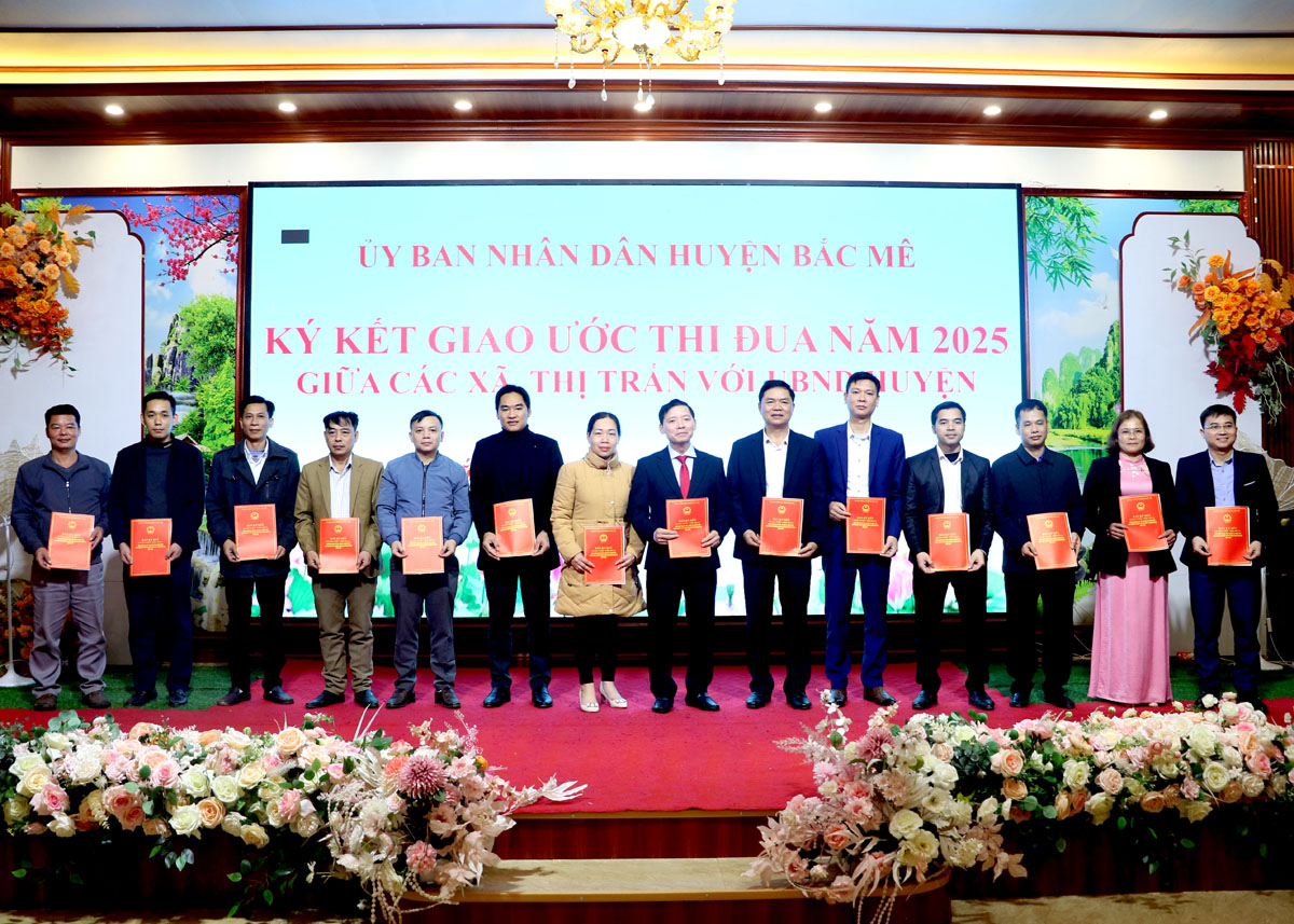 Lãnh đạo huyện Bắc Mê tặng Giấy khen cho các tập thể, cá nhân có thành tích xuất sắc trong thực hiện các phong trào thi đua năm 2024.