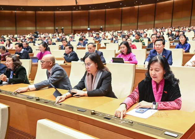 Đại biểu Quốc hội biểu quyết thông qua Nghị quyết về một số cơ chế, chính sách đặc biệt đầu tư xây dựng dự án điện hạt nhân Ninh Thuận. (Ảnh: DUY LINH)