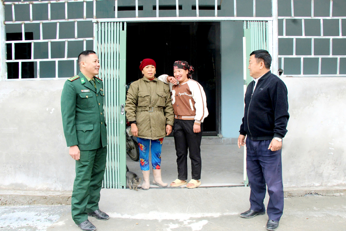 Representatives of the local authorities visit and share the joy with the households in Ta Van Village, Ta Van Commune, Quan Ba District, who have new homes for Tet after relocating from areas at risk of landslides.