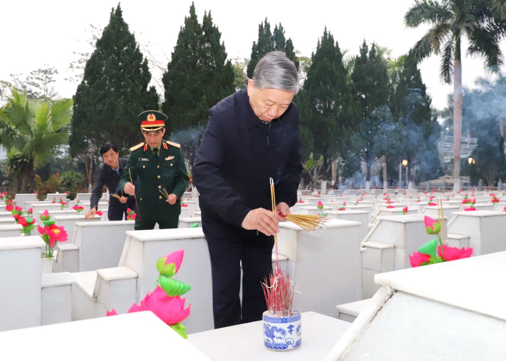 Party General Secretary To Lam offers incence at the graves of martyrs at the Vi Xuyen national martyrs’ cemetery. in Ha Giang province on February 5