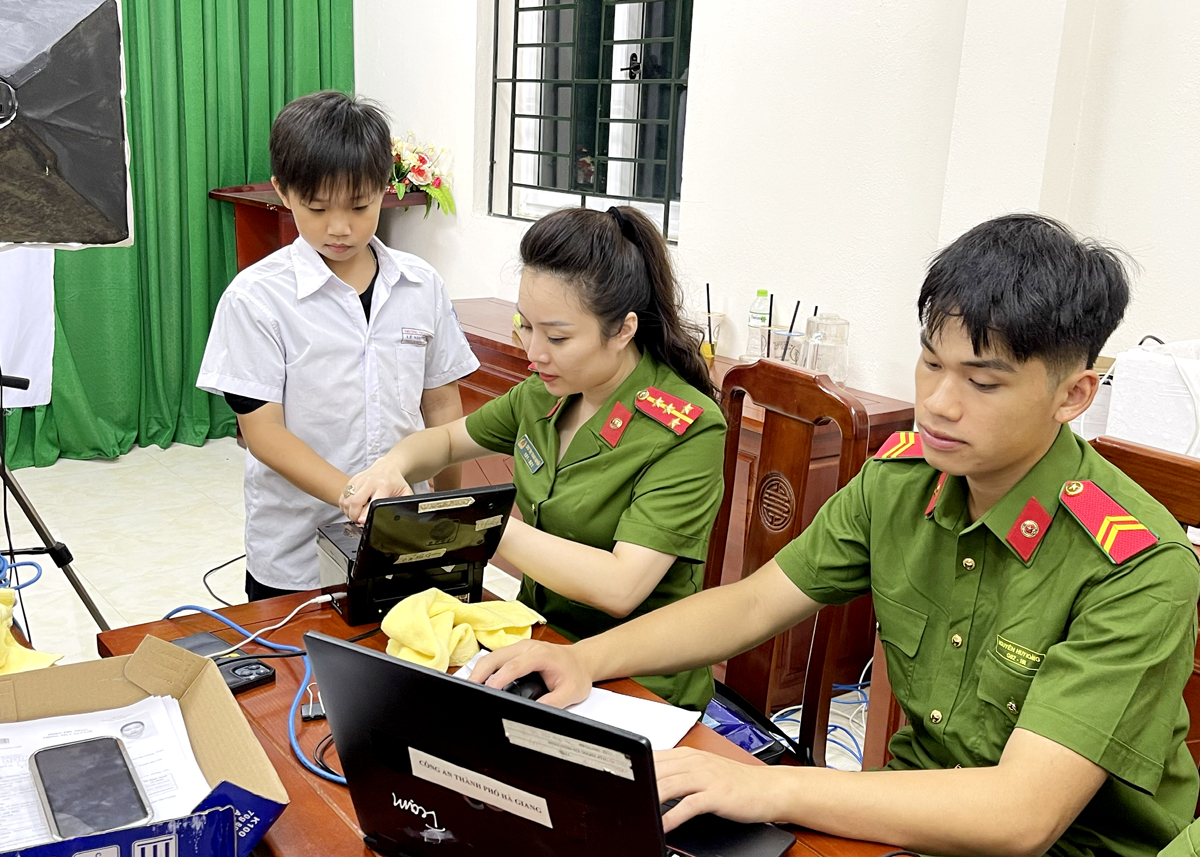 Ha Giang City Police issue chip-based citizen identification cards for children