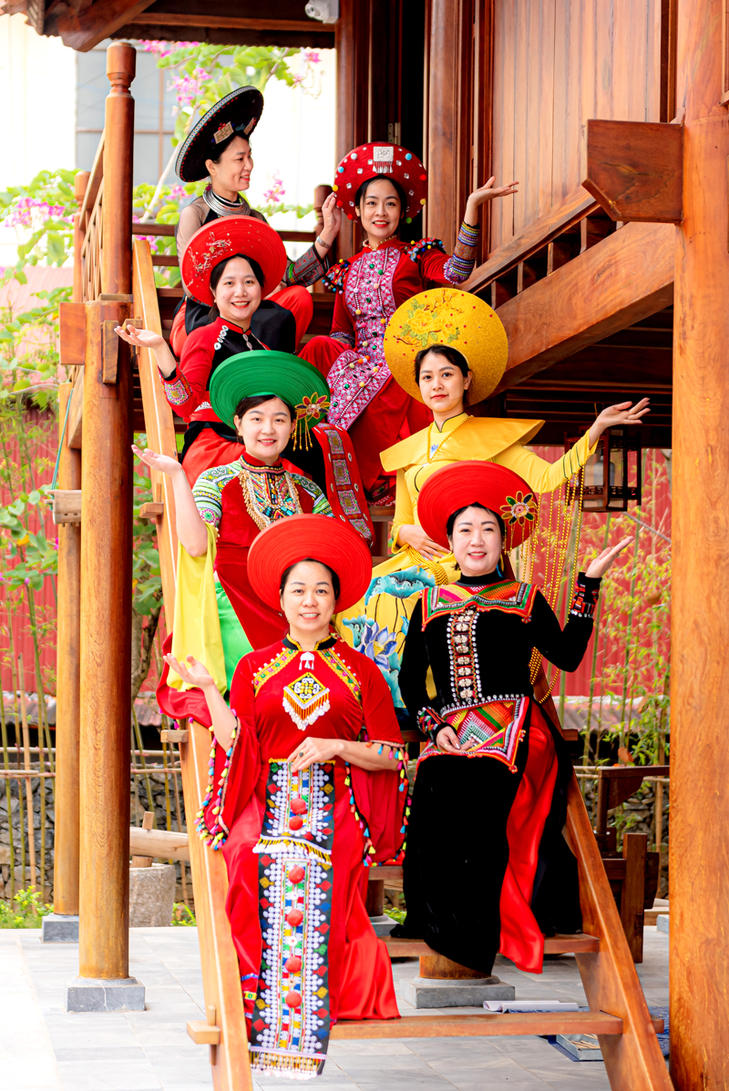 Phòng Tổ chức cán bộ (PX01), Công an tỉnh Hà Giang với bộ trang phục áo dài cách tân với những hoạ tiết, hoa văn đậm chất dân tộc