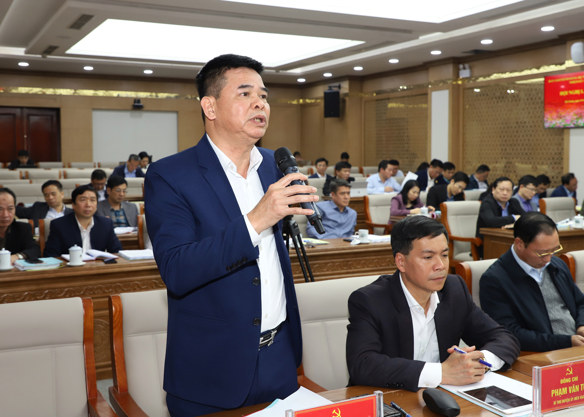 Bí thư Huyện ủy Quang Bình Nguyễn Trung Ngọc thảo luận tại hội nghị