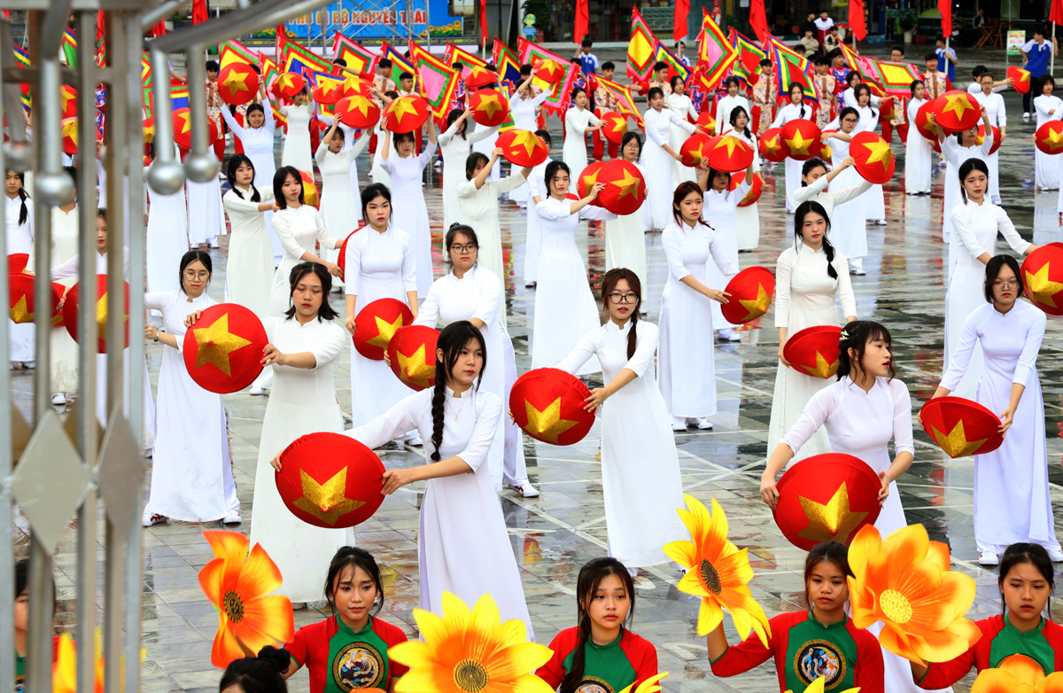 Các học sinh trên địa bàn thành phố Hà Giang thể hiện màn đồng diễn đầy ấn tượng.