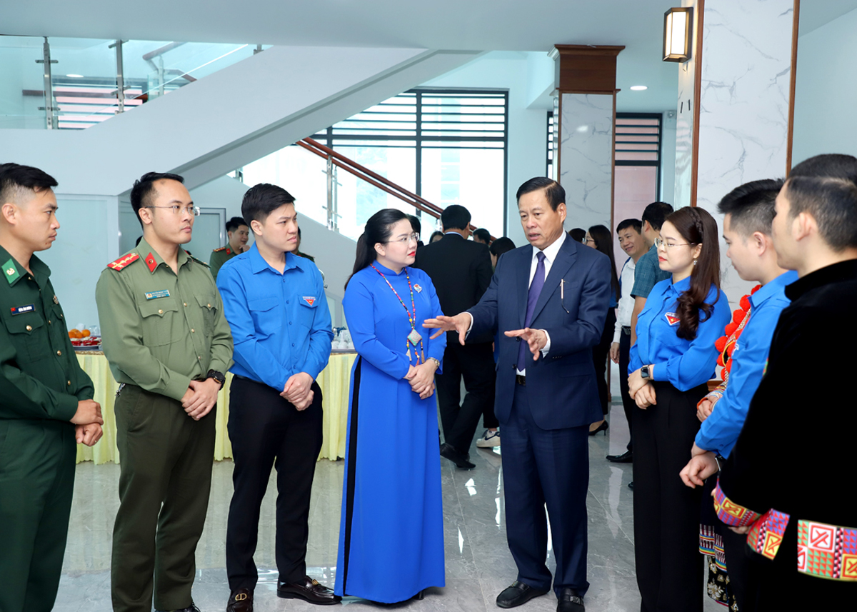 Chủ tịch UBND tỉnh Nguyễn Văn Sơn trao đổi với ĐVTN bên lề buổi đối thoại