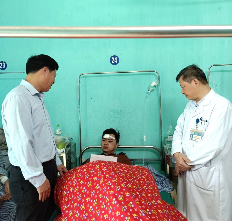 Đại diện Ban An toàn giao thông tỉnh Hà Giang thăm hỏi các nạn nhân vụ tai nạn giao thông đang điều trị tại Bệnh viện Đa khoa tỉnh Tuyên Quang.