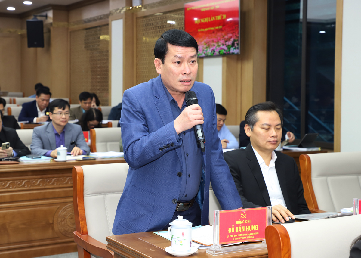 Bí thư Huyện ủy Quản Bạ Đỗ Văn Hùng thảo luận tại hội nghị