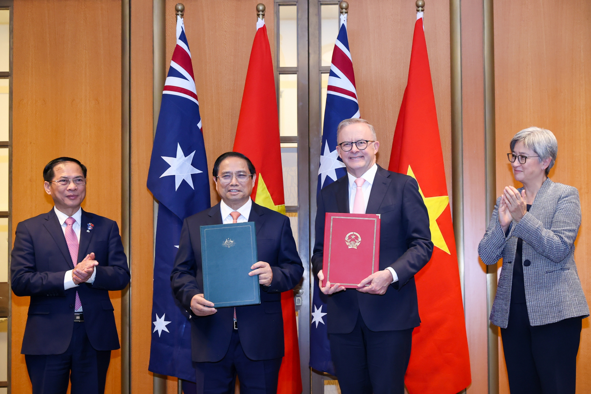 Thủ tướng Phạm Minh Chính và Thủ tướng Australia Anthony Albanese trao đổi tuyên bố về việc nâng cấp quan hệ hai nước lên Đối tác Chiến lược toàn diện