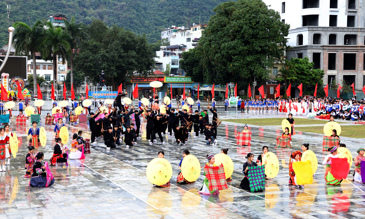 Màn đồng diễn thể hiện tinh thần đoàn kết, gắn bó, mang đậm bản sắc văn hóa các dân tộc Hà Giang.