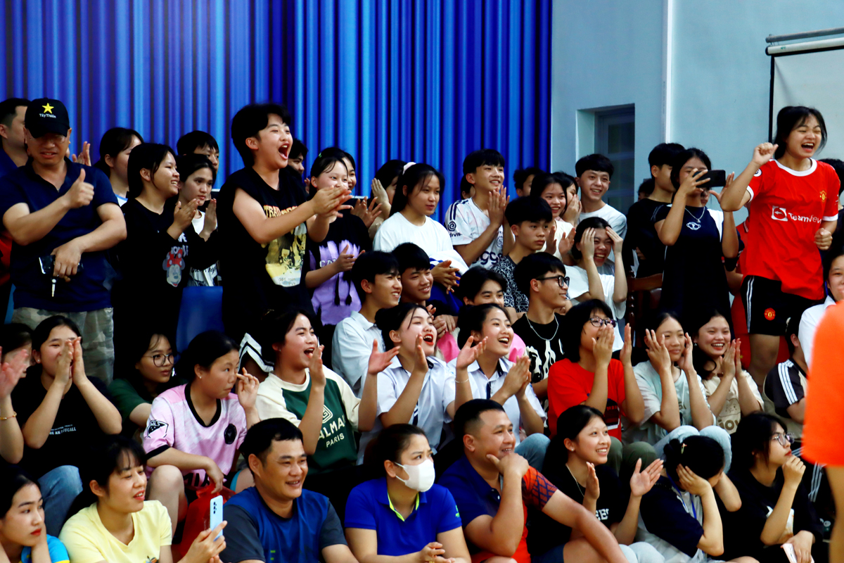 Đông đảo cổ động viên đến xem, cỗ vũ tại Trường Trung học Phổ thông Dân tộc Nội trú THPT tỉnh.