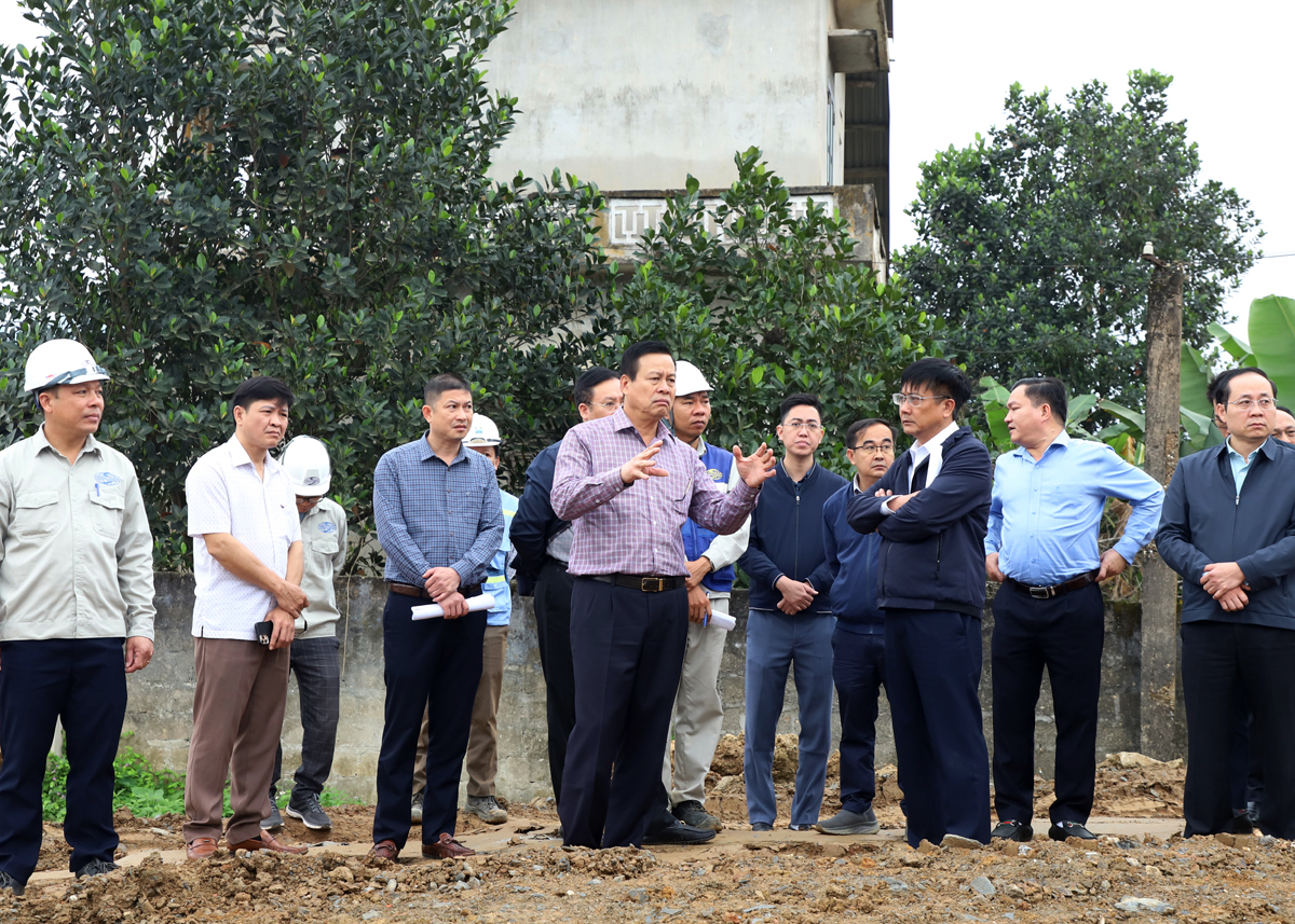Chủ tịch UBND tỉnh Nguyễn Văn Sơn chỉ đạo biện pháp giải phóng mặt bằng khu vực xã Quang Minh.