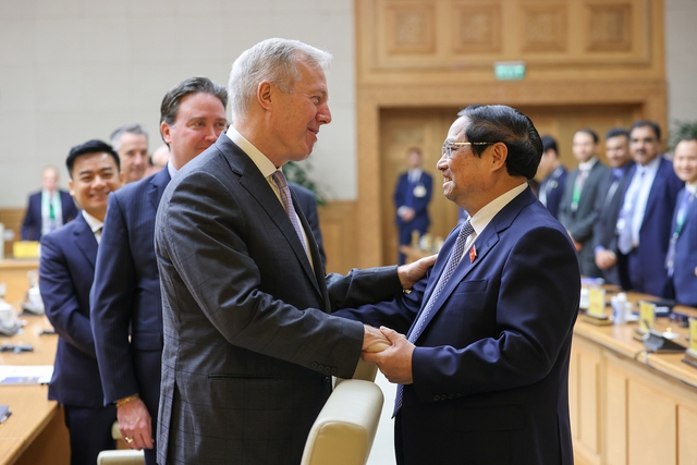 Thủ tướng hỏi thăm và trò chuyện thân mật với Chủ tịch kiêm Tổng Giám đốc, Hội đồng Kinh doanh Hoa Kỳ-ASEAN Ted Osius, nguyên Đại sứ Hoa Kỳ tại Việt Nam