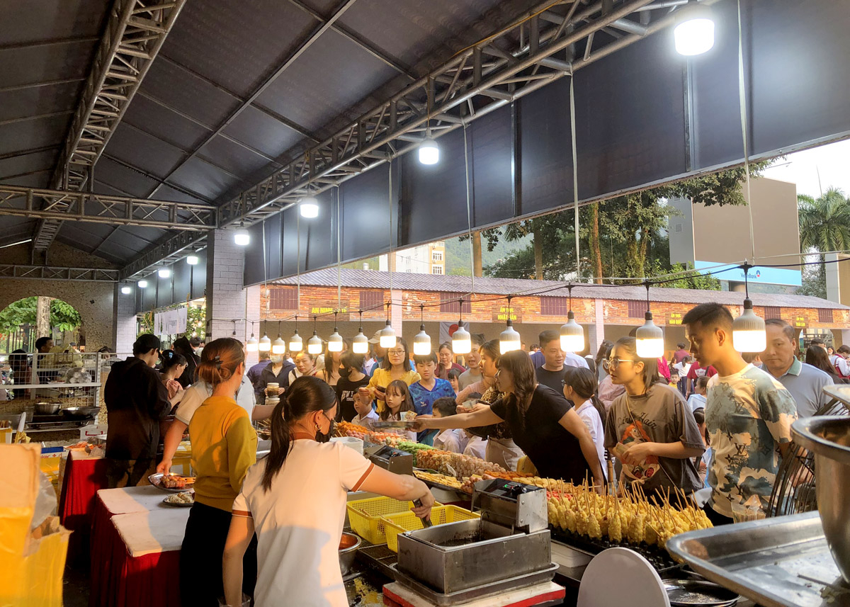 Càng về chiều tối, lượng khách đến tham quan, ăn uống tại không gian ẩm thực càng đông.