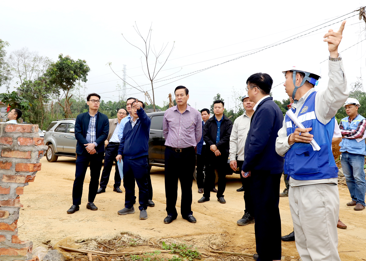 Chủ tịch UBND tỉnh Nguyễn Văn Sơn kiểm tra công tác giải phóng mặt bằng thuộc khu vực xã Quang Minh.