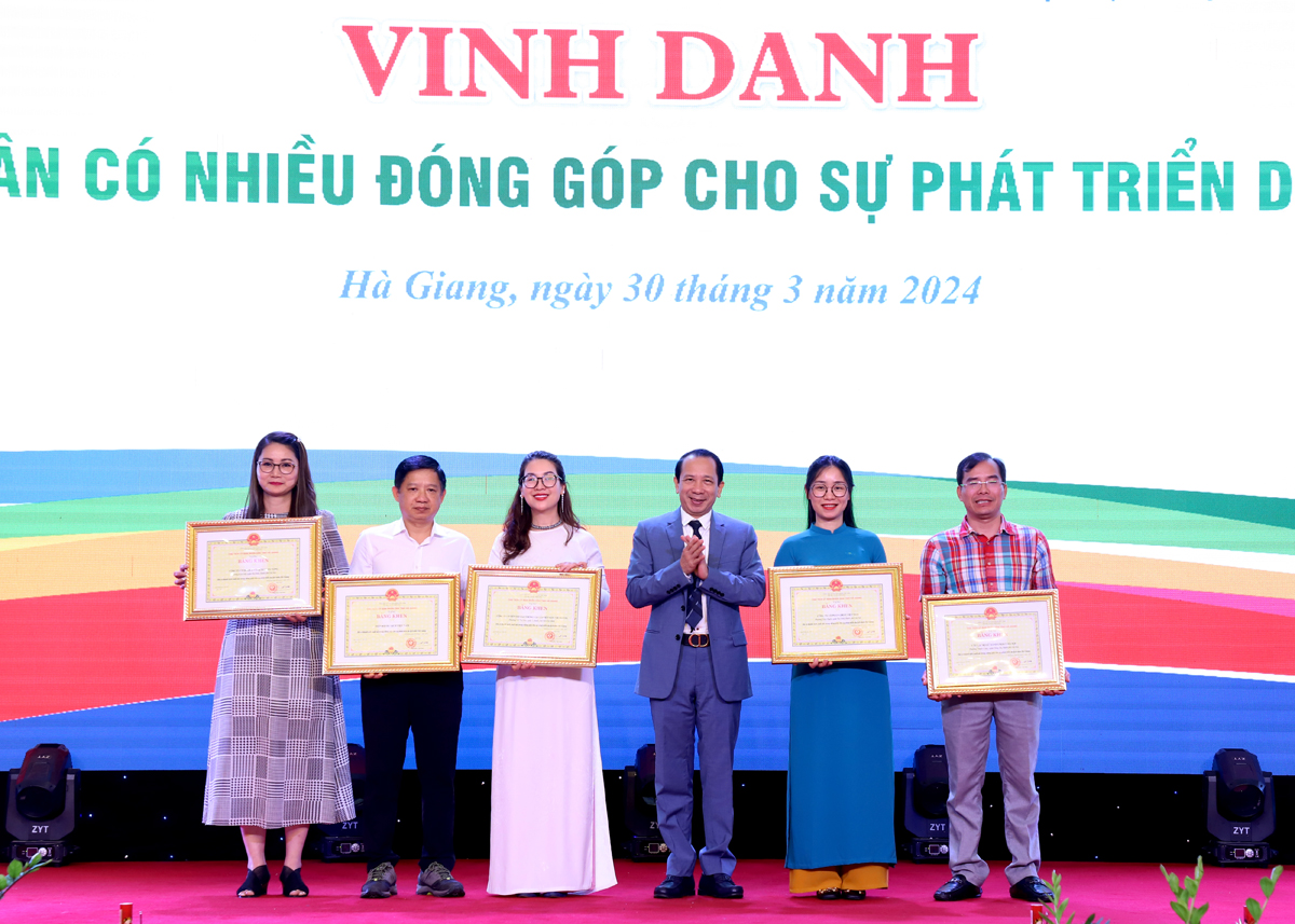 Phó Chủ tịch UBND tỉnh Trần Đức Quý trao Bằng khen của Chủ tịch UBND tỉnh cho các tập thể có nhiều đóng góp cho sự phát triển du lịch Hà Giang.