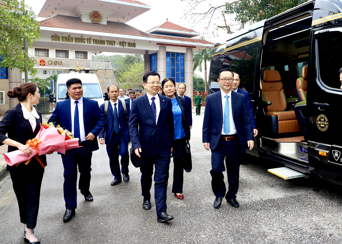 Đoàn đại biểu châu Văn Sơn nhập cảnh tại Cửa khẩu quốc tế Thanh Thuỷ chính thức thăm, làm việc tại Hà Giang