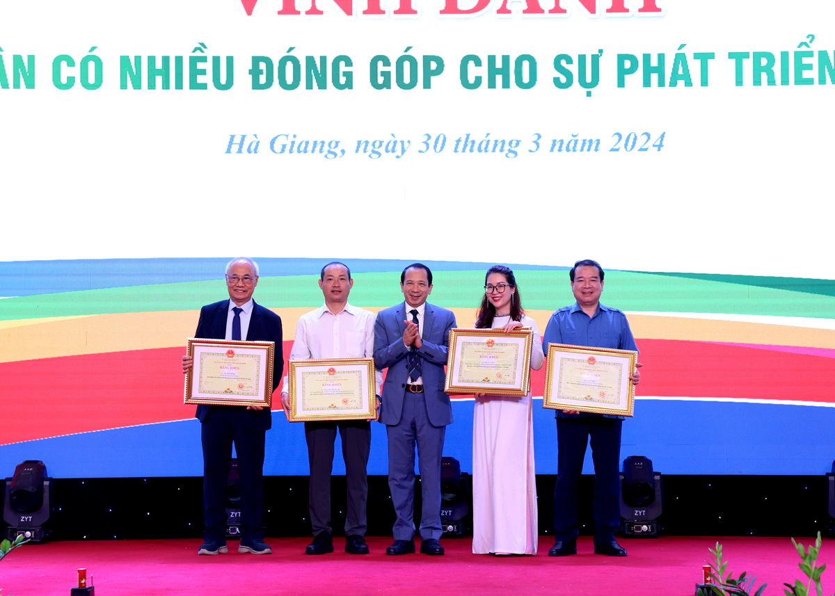 Phó Chủ tịch UBND tỉnh Trần Đức Quý trao Bằng khen của Chủ tịch UBND tỉnh cho các cá nhân có nhiều đóng góp cho sự phát triển du lịch Hà Giang.