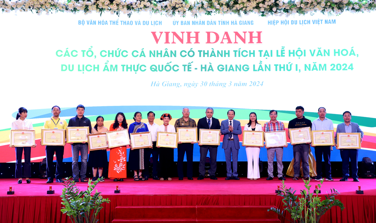 Phó Chủ tịch UBND tỉnh Trần Đức Quý và lãnh đạo Sở Văn hóa TT&DL trao Bằng khen của Chủ tịch UBND tỉnh cho các đơn vị có thành tích tham gia lễ hội văn hóa, du lịch, ẩm thực.
