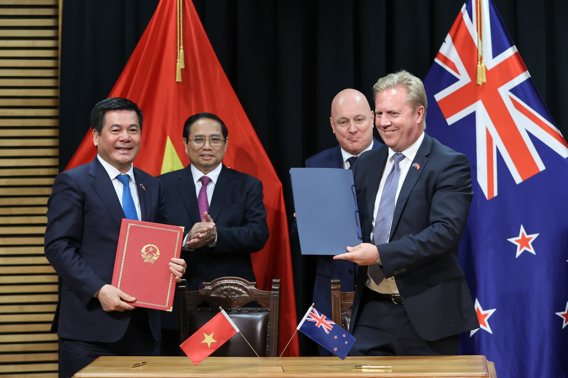 Thủ tướng Phạm Minh Chính và Thủ tướng New Zealand Christopher Luxon đã chứng kiến lễ ký kết các văn kiện hợp tác. Trong ảnh, Bộ trưởng Bộ Công Thương Nguyễn Hồng Diên và Bộ trưởng Bộ Thương mại New Zealand Todd McClay ký kết Thỏa thuận giữa Bộ Công Thương Việt Nam và Bộ Ngoại giao và Thương mại New Zealand về hợp tác kinh tế - thương mạ