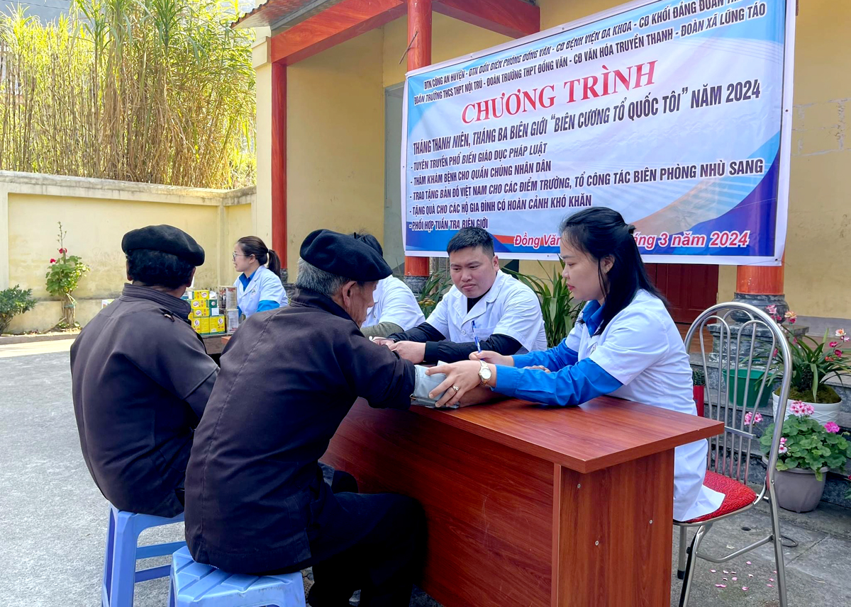 Huyện đoàn Đồng Văn phối hợp tổ chức khám, chữa bệnh miễn phí cho người nghèo.
