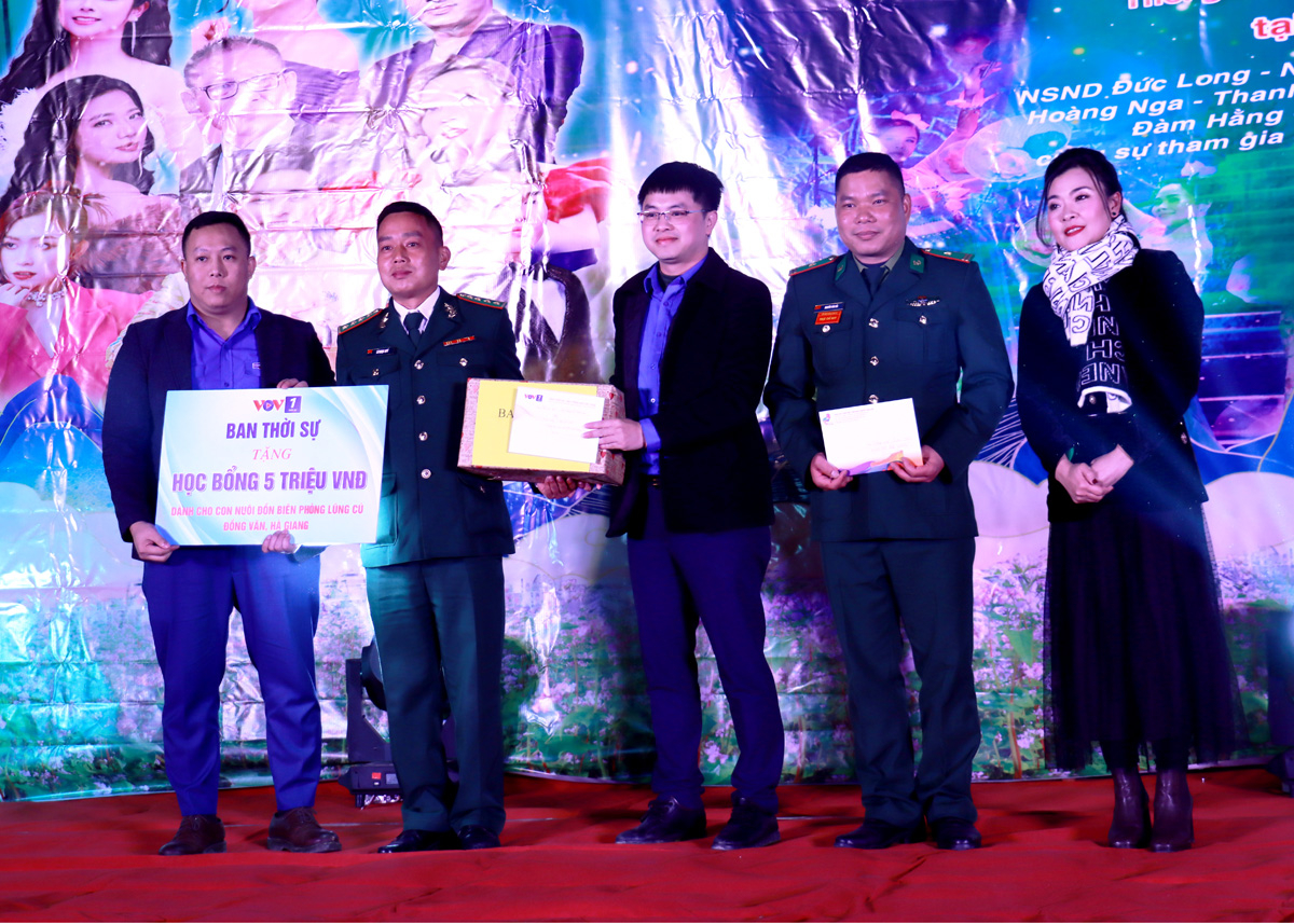 Đại diện Nhà hát Tuổi trẻ Việt Nam và Ban Thời sự, Đài Tiếng nói Việt Nam tặng quà Đồn Biên phòng Lũng Cú.