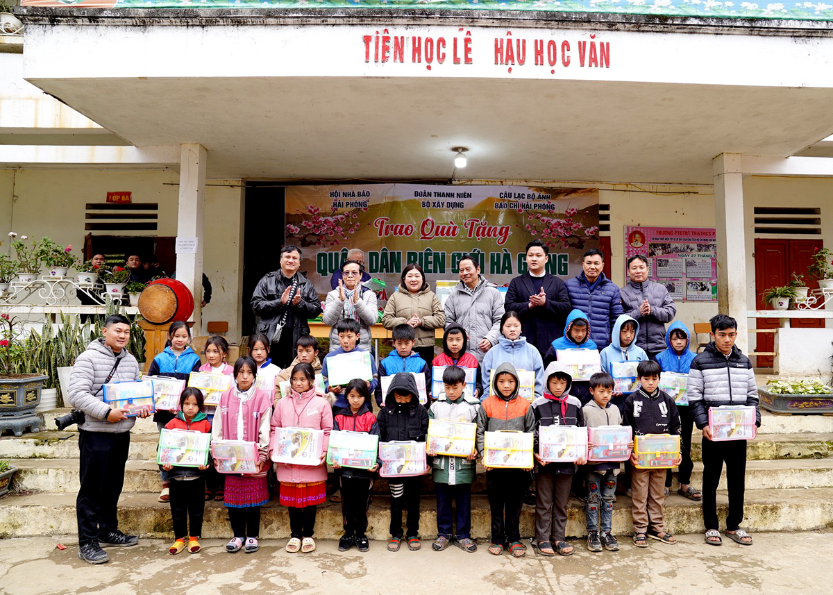  Lãnh đạo Hội Nhà báo Hải Phòng và Đoàn thanh niên Bộ Xây dựng trao quà cho cán bộ, giáo viên và các em học sinh trường PT DTBT Tiểu học và THCS Pải Lủng.