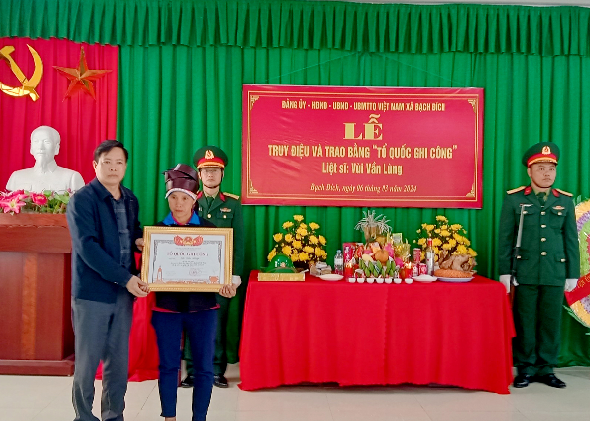 Lãnh đạo huyện Yên Minh trao Bằng Tổ quốc ghi công cho thân nhân gia đình Liệt sỹ Vùi Vần Lùng.
