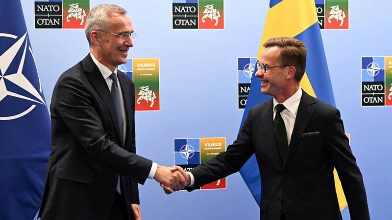 Tổng Thư ký NATO Jens Stoltenberg (trái) và Thủ tướng Thụy Điển Ulf Kristersson. 