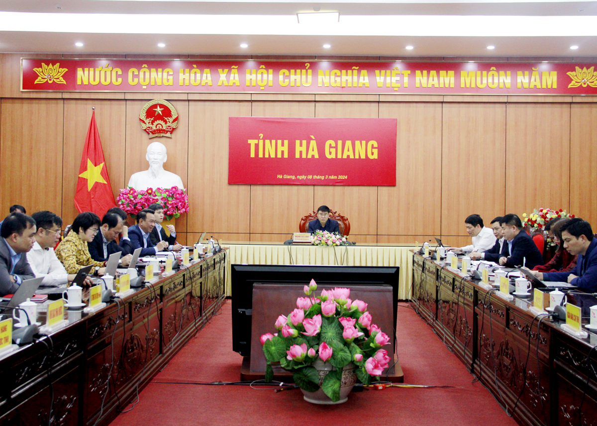 Các đại biểu dự phiên họp tại điểm cầu của tỉnh.