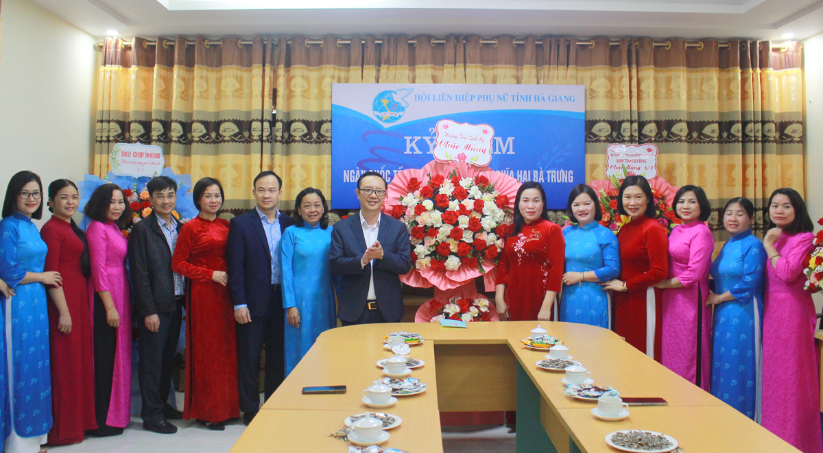 Phó Bí thư Thường trực Tỉnh ủy, Chủ tịch HĐND tỉnh Thào Hồng Sơn tặng hoa chúc mừng tập thể cán bộ Hội LHPN tỉnh