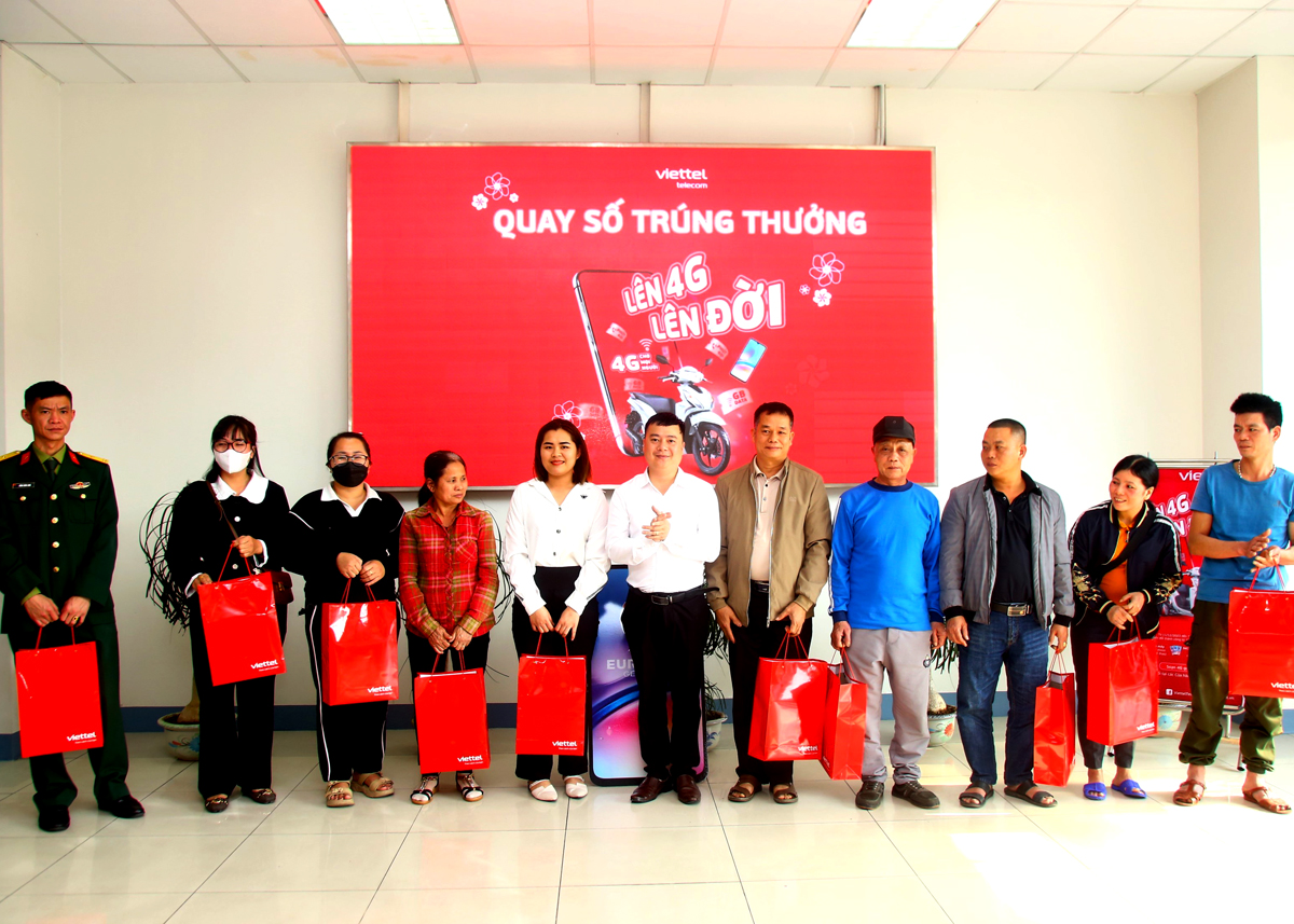 Lãnh đạo Chi nhánh Viettel Hà Giang tặng quà cho khách hàng tham gia Chương trình quay số trúng thưởng.