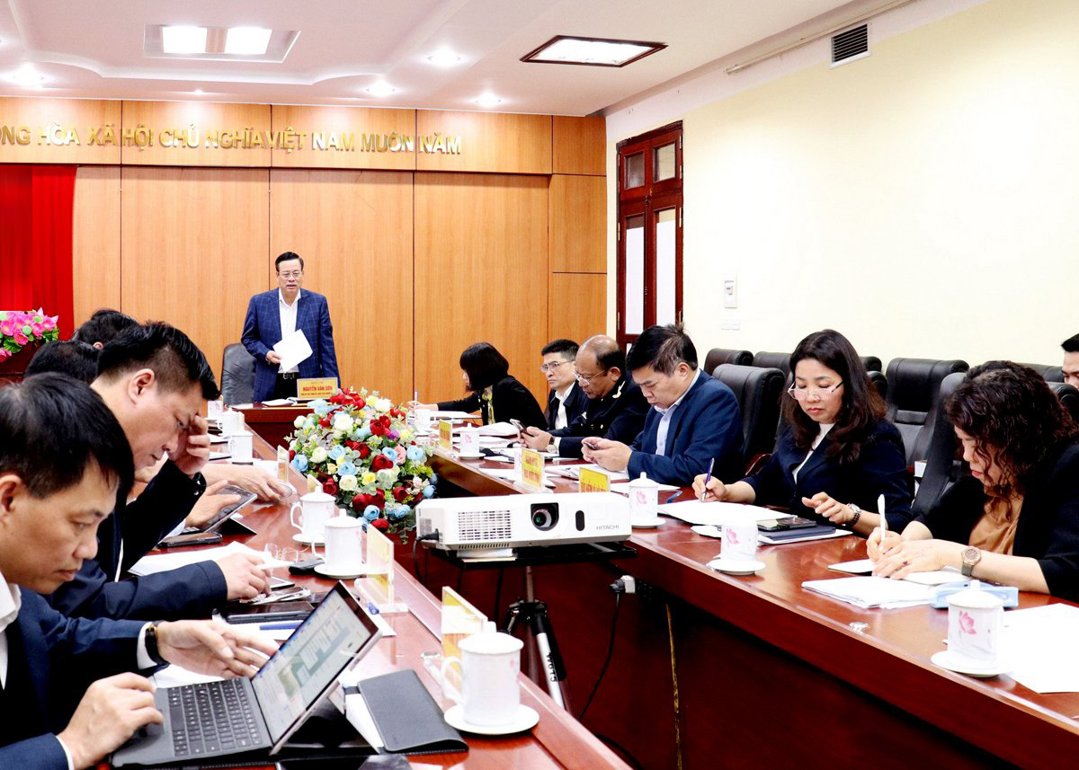 Chủ tịch UBND tỉnh Nguyễn Văn Sơn chủ trì buổi họp.
