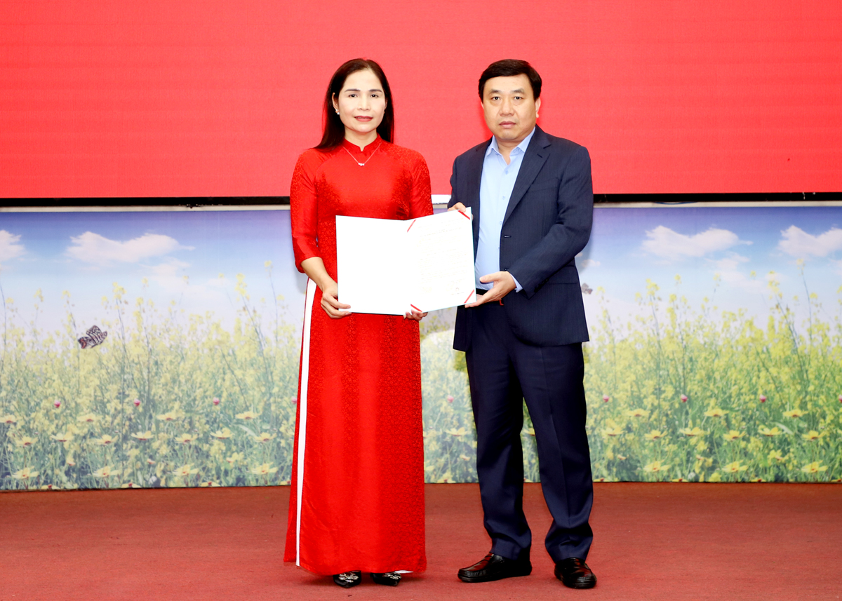 Quyền Bí thư Tỉnh ủy Nguyễn Mạnh Dũng trao quyết định của BTV Tỉnh ủy cho đồng chí Phạm Thị Hồng Yên.