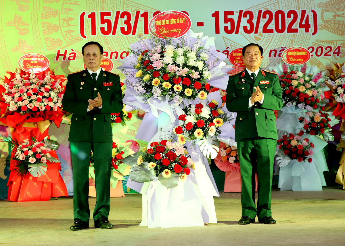 Đại tướng Nguyễn Bá Tỵ tặng lẵng hoa cho Hội Truyền thống Cựu Chiến binh Sư đoàn 313 toàn quốc.