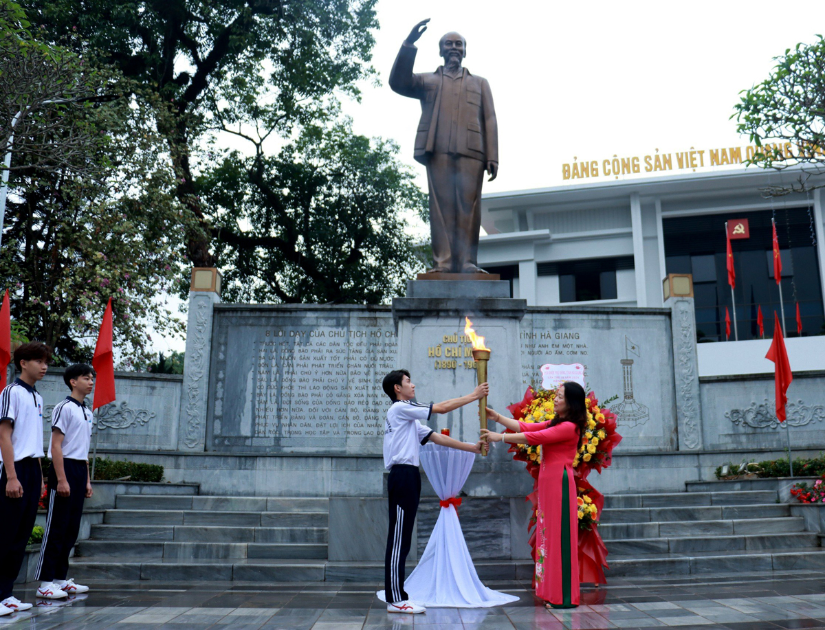 Ban tổ chức Hội khỏe Phù Đổng đã thực hiện nghi thức xin ngọn lửa truyền thống từ Tượng đài Bác Hồ trong khuôn viên Trụ sở Tỉnh ủy và trao cho các vận động viên tiêu biểu để rước về lễ đài.