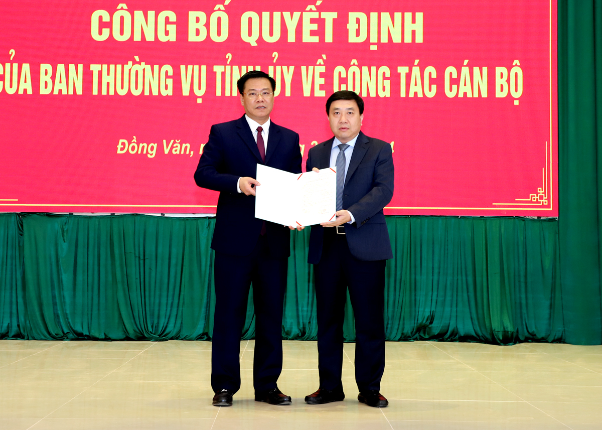 Quyền Bí thư Tỉnh ủy Nguyễn Mạnh Dũng trao Quyết định cho đồng chí Nguyễn Tiến Dũng, Bí thư Huyện ủy Đồng Văn.