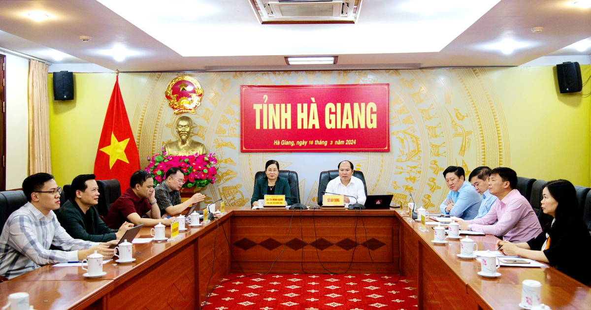 Đồng chí Hà Thị Minh Hạnh, Phó Chủ tịch UBND tỉnh và lãnh đạo một số sở, ngành của tỉnh dự hội nghị.