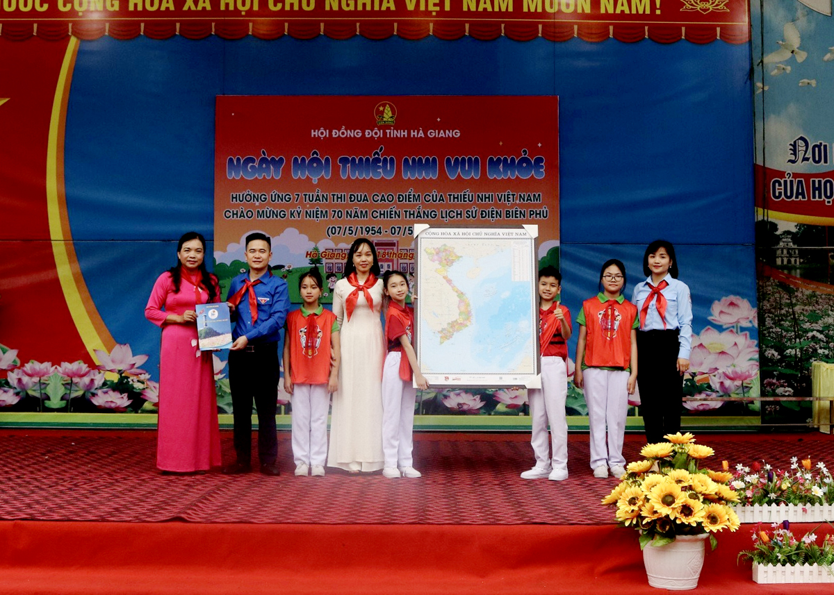 Lãnh đạo Tỉnh đoàn, Hội đồng Đội tỉnh tặng bản đồ Việt Nam cho nhà trường