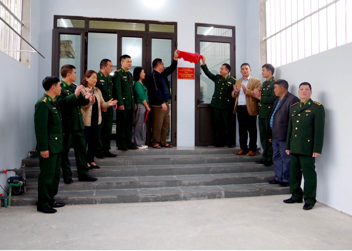 Lãnh đạo Bộ Chỉ huy BĐBP tỉnh, huyện Đồng Văn và cấp ủy, chính quyền địa phương bàn giao nhà ở cho Thiếu tá QNCN Đặng Tuấn Cường.